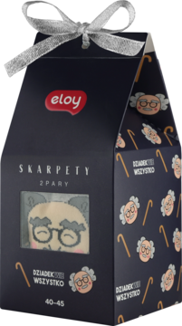 Granatowe pudełko prezentowe Eloy ze skarpetami Dziadek i Wszystko, widoczne białe skarpetki z twarzą dziadka.