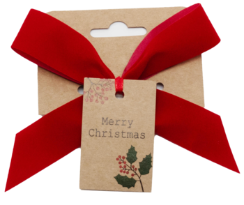 Ozdobna czerwona welurowa kokarda świąteczna z brązową zawieszką 'Merry Christmas' i grafiką ostrokrzewu.