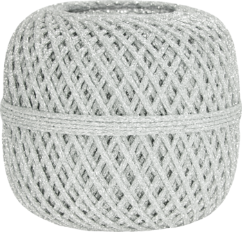 Sznurek pleciony, biały, zwinięty w okrągły kłębek, widok frontalny. Wokół środka węższa opaska.