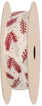 Wstążka beżowa na drewnianej szpuli z czerwonym wzorem gałązek iglastych, widok z boku. Tekstylna dekoracja świąteczna.