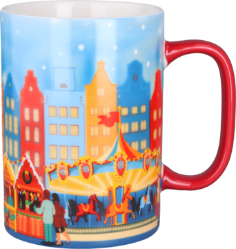 Kubek ceramiczny z czerwonym uchem, widok z boku. Zdobi go zimowa scena jarmarku z karuzelą i budynkami.