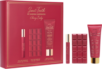 Czerwony zestaw Sabrina Carpenter Cherry Baby z perfumami, kremem i sztyftem w kształcie czekolady.