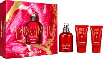 Cacharel Amor Amor EDT 50ml w czerwonej butelce, ozdobne pudełko i 2 czerwone balsamy 50ml na różowym tle.