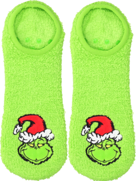 Dwie zielone, puszyste skarpety-stopki z wizerunkiem Grincha w czapce Mikołaja, widok z przodu.