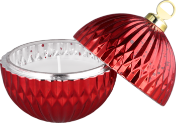 Świąteczna świeca w czerwonym, fasetowanym pojemniku w kształcie bombki, górna część uniesiona, widoczny biały wosk.