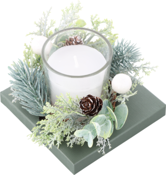 Dekoracyjny stroik zimowy ze świecą, ujęcie z góry. Biała świeca w szkle, otoczona mrożonymi gałązkami, szyszkami i kulkami.