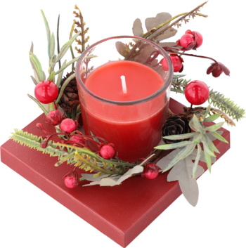 Czerwona świeca w szklanym świeczniku, świąteczna dekoracja z jagód, igliwia, szyszek, na czerwonej podstawie.