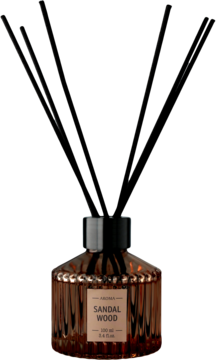 Dyfuzor zapachowy Sandal Wood w ryflowanej, bursztynowej butelce 100ml, z czarnymi patyczkami, widok z przodu.