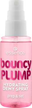 essence bouncy PLUMP HYDRATING DEWY SPRAY prep & set w różowej butelce z białym atomizerem, widok z przodu.