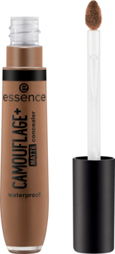 Matowy korektor essence CAMOUFLAGE+ 230, neutralny opalony, widok z przodu z aplikatorem pokrytym produktem.