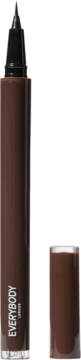 Brązowy wodoodporny eyeliner w pisaku Everybody London z otwartą skuwką i czarną końcówką, widok z boku.
