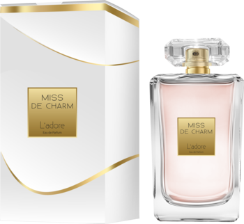 Woda perfumowana Miss De Charm L'adore dla kobiet, różowy płyn, w szklanej butelce i białym pudełku ze złotem.