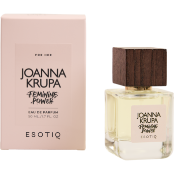 Woda perfumowana Esotiq Joanna Krupa Feminine Power 50 ml. Widok z przodu jasnoróżowego pudełka i flakonu z drewnianym korkiem.