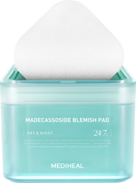 Mediheal Madecassoside Blemish Pad w przezroczystej, niebieskiej tubce z białymi nasączonymi płatkami. Widok z przodu.