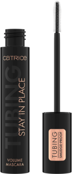 Czarna maskara Catrice TUBING Stay In Place Volume z białym aplikatorem obok. Widoczny napis 'Smudge-Proof'.