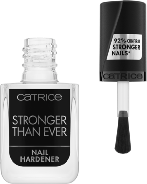 Przezroczysty utwardzacz Catrice Stronger Than Ever w butelce, czarna zakrętka z pędzelkiem wysuniętym z opakowania.