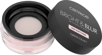 Otwarty różowy puder Catrice Bright & Blur Eye Soft Pink w czarnym okrągłym słoiczku, widok z góry.