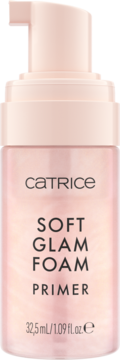 Catrice Soft Glam Foam Primer w różowej, przezroczystej butelce z pompką, widok z przodu, z połyskującym płynem.