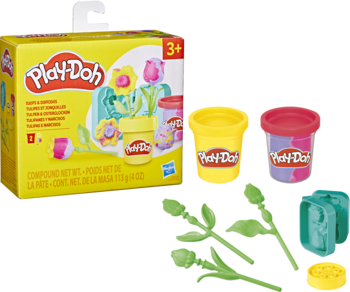 Widok na zestaw Play-Doh Małe Kwiatki: żółte pudełko, 2 pojemniki ciastoliny (żółty, fioletowy) i zielone foremki do kwiatów.