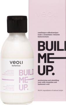 Nawilżający tonik Veoli Botanica Build Me Up, biała butelka z czarną nakrętką i różowe opakowanie, z przodu.