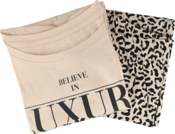 Komplet: beżowa koszulka z napisem 'BELIEVE IN LUXURY' i legginsy w cętki, złożone, widok z góry.