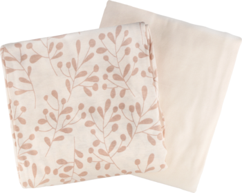 Dwa miękkie kocyki, beżowy w delikatne, brązowe gałązki z listkami i gładki kremowy. Ułożone jeden na drugim.