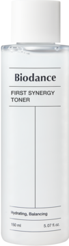 Biała butelka toniku do twarzy Biodance First Synergy Toner 150ml, widok z przodu, napis "Hydrating, Balancing".