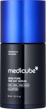 Medicube Zero Pore One Day Serum, czarna butelka z niebieską nakrętką, widok z przodu, tekst 'AHA+BHA+PHA 15.2%'.