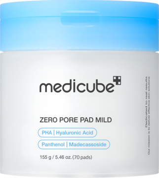 Biały słoik Medicube Zero Pore Pad Mild z niebieską pokrywką, przód, z PHA, kwasem hialuronowym i Panthenolem.