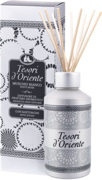 Tesori d'Oriente Muschio Bianco dyfuzor w srebrnej butelce z patyczkami obok dopasowanego pudełka.