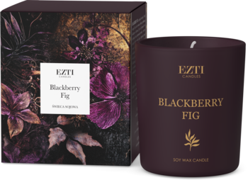 Burgundowa świeca zapachowa EZZTI Blackberry Fig obok pudełka z fioletowo-złotym wzorem kwiatowym.