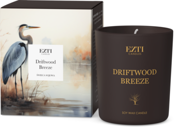 Świeca zapachowa Driftwood Breeze w ciemnobrązowym szkle i pudełko z grafiką czapli. Widok z przodu.