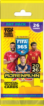 Panini FIFA 365 Adrenalyn XL 2026 fat pack, 26 kart. Żółte opakowanie z trzema piłkarzami i logiem Panini.