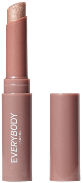 Beżowy cień do oczu w sticku Glitter Eye Pen EVERYBODY LONDON, otwarty z brokatowym wkładem, obok nakrętka.