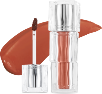 TIRTIR Mini tint do ust Fig Peach, błyszczyk z aplikatorem wyciągniętym z opakowania, obok próbka koloru.