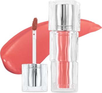 Koralowy mini tint TIRTIR Waterism Glow Tint Heart Berry w tubce z aplikatorem i błyszczącym swatch na tle.