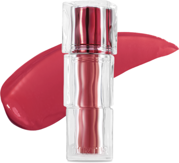 Mini tint do ust TIRTIR Waterism Glow Tint, odcień Fig Me, w tle błyszcząca, czerwona smuga produktu.