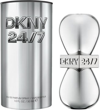 DKNY 24/7 woda perfumowana. Srebrna, metaliczna butelka w kształcie klepsydry obok cylindrycznego pudełka, widok z przodu.