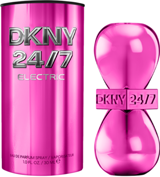 DKNY 24/7 ELECTRIC: dwa różowe, metaliczne flakony perfum, jeden cylindryczny, drugi w kształcie klepsydry.