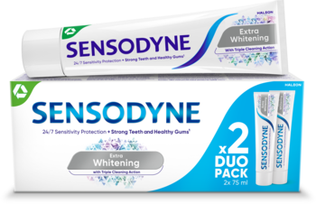 Sensodyne Extra Whitening duo pack, pasta do zębów z fluorem, biało-niebieskie opakowanie z tubką na górze, widok z przodu.