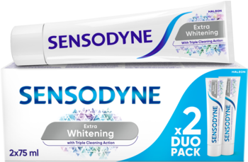 Pasta do zębów Sensodyne Extra Whitening, zestaw 2x75ml. Biała tubka i pudełko z fioletowymi akcentami.