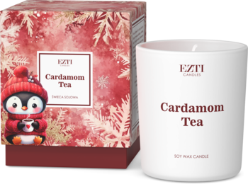 Świąteczna świeca sojowa Cardamom Tea w białym słoiku, z czerwonym pudełkiem ozdobionym pingwinem i śnieżynkami.