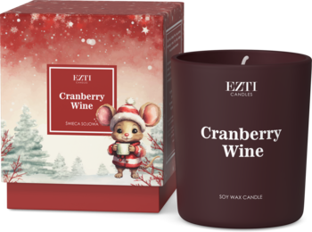 Ciemnobrązowa świeca sojowa Cranberry Wine w szklanym słoju, obok świąteczne pudełko z myszką.