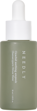 Needly Cicachid Soothing Ampoule z wodą cyprysową, oliwkowa butelka z białą pipetą, widok z przodu, 30 ml.