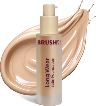 BRUSHED! Long Wear Satin Foundation w beżowej butelce z pompką, widok z przodu na tle smugi podkładu.