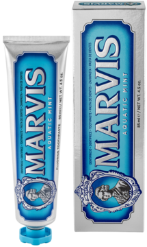 Marvis Aquatic Mint pasta do zębów. Srebrna tubka i pudełko z niebieską etykietą, portretem. Widok z przodu.