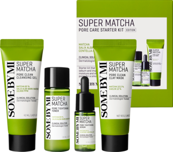 SOME BY MI SUPER MATCHA Pore Care Starter Kit z zielonym żelem, tonikiem, serum i maską glinkową, obok pudełka.