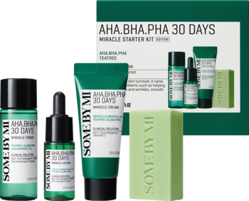Zestaw SOME BY MI AHA BHA PHA 30 DAYS z tonikiem, serum, kremem i mydłem w zielono-białych opakowaniach, ułożony na ciemnym tle.