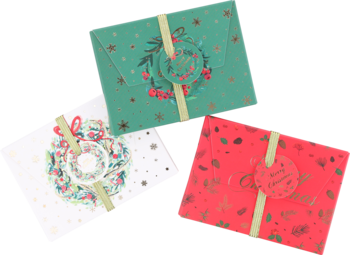 Trzy świąteczne koperty prezentowe: zielona, biała i czerwona, z bożonarodzeniowymi wzorami wieńców.