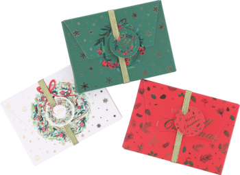 Trzy świąteczne pudełka na karty podarunkowe 11x8x1cm: czerwone, zielone i białe z wzorami i tasiemkami.